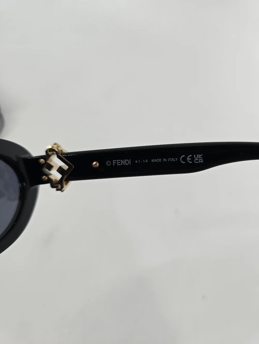 Fendi FE40140U Black Frame Oval Sunglasses with Pouch - Picture 5 of 8